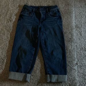 Size 4 Vera wang capri pants sits below waist and can be uncuffed.